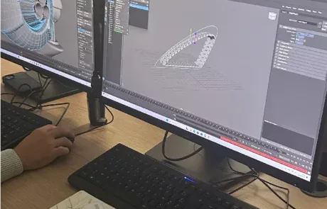 Élève travaillant sur un logiciel de modélisation 3D